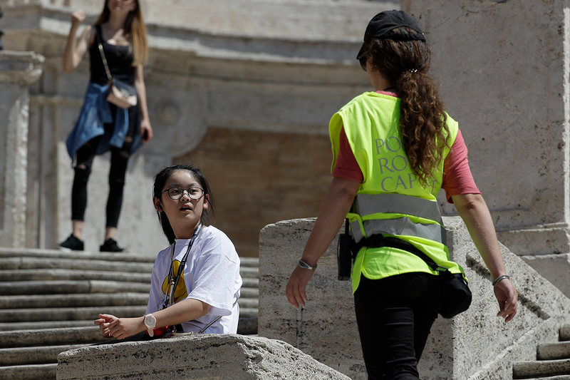 Illustration for article titled Sentarse en las escaleras más famosas de Roma ahora tiene una multa de hasta 450 dólares